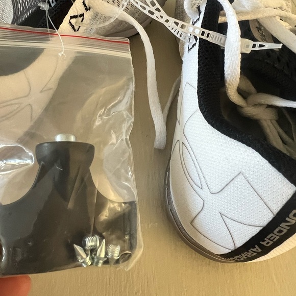 NWT: Under Armour Unisex Adult-Kick Distance 4 Track Spikes white M 10/ W 11.5 - Picture 6 of 7